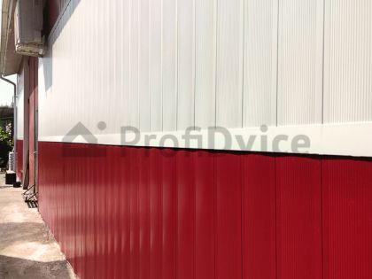 Фасад из металлического сайдинга Вертикаль, красный и белый