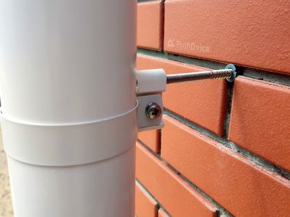 Кронштейн на трубу белый на объекте
