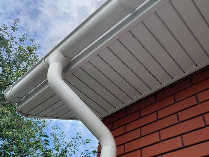 Колено водостока ProfiDvice белое на объекте